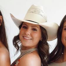 Rainey Johnson (@raineyj17)