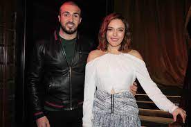 Bir tiyatroda ilk perdenin ardından çıktıkları fuayede görüntülenmeleri üzerine mola, gülerek molada yakalandık, soyadıma da uydu dedi. Ezgi Mola Ve Sevgilisi Mustafa Aksakalli Dan Ask Dolu Pozlar Magazin Haberleri Fiskos Haberleri