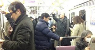 他人に迷惑をかけたくない 筆者の知り合いで50代後半のa子さんは 白髪が多いため 実際の年齢よりも老けて見られる ある日a子さんが浮かない顔 をしていたので尋ねると 今日電車に乗った時 席を譲られたから と言う a子さんは わたしはそんなに年をとって見える