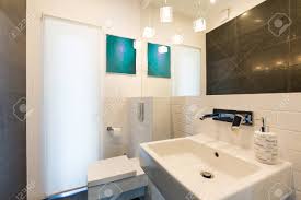 Was das fliesendesign betrifft, lohnt es sich, zu. Neues Design Licht Badezimmer Mit Schwarzen Und Weissen Fliesen Waschbecken Und Toilette Lizenzfreie Fotos Bilder Und Stock Fotografie Image 60868470