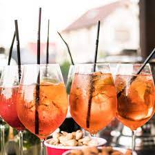 Preferibilmente rosso ma anche bianco può andare bene, l'importante è non fare il bis. Come Organizzare Un Aperitivo Virtuale A Casa Con Cocktail E Stuzzichini