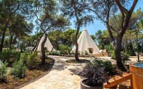 Dining table with chairs for 5 people. Glamping Archive Lust Auf Kroatien De
