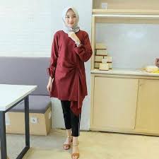 Motif tradisional pada atasan membuat penampilan terlihat elegan dan sopan. Model Fashion Baju Atasan Wanita