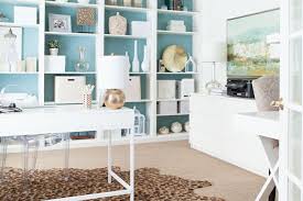 Ikea Arbeitszimmer Weisse Holzmobel Blaue Wande Viele Souvenire Gemalde An Der Wand Ikea Buro Arbeitszimmer Einrichten Bucherregal Diy