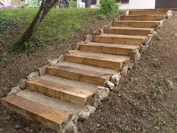 Planche de bois chene brut leroy merlin aussi planche bois chene massif . Terrasse En Bois Et Escalier En Traverse Bois Garden Stairs Sloped Garden Landscape Steps