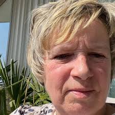 Pierce Brosnan과 그의 아내는 25주년을 축하합니다 ❤️