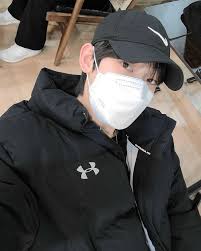 Gambar orang ganteng pake topi kartun. Pakai Topi Dan Masker 10 Idol Kpop Pria Ini Sulit Dikenali