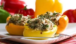 Una ricetta all'occorrenza vegetariana (basta omettere il i peperoni ripieni sono ottimi anche aggiunta di salsa di pomodoro e possono essere serviti anche come piatto unico. Peperoni Ripieni Di Riso E Tonno Ricetta Ricetta