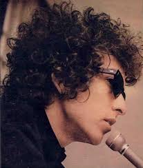 Heeft Bob Dylan ooit zijn muziekstijl gedefinieerd? Beschouwt hij zichzelf  meer als een rockszanger of een folkszanger? : r/bobdylan