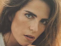 Karla Sousa, llega el verano y sorprende en mini short y camisa