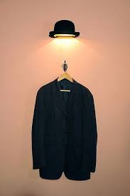 Deze Klassieke Heren Bolhoed Die Eruit Ziet Alsof Hij Hard Tegen De Muur Is Gegooid De Wandlamp Is Ook Verk Clothing Store Design Wall Lights Fashion Lighting