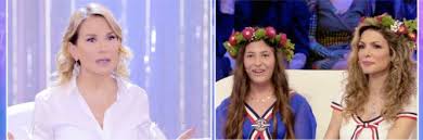 La conduttrice di pomeriggio 5, infatti, dopo il grande successo domenicale con domenica live, capace di far registrare oltre il 20% di share con ben cinque punti sopra il diretto competitor, ovvero rai 1. Barbara D Urso Allontana Dallo Studio Perla Maria Figlia Della Monse Ilgiornale It
