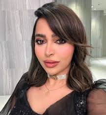 A classic Scarlet Girl Glam look by @nidalodean 💌 Tag your squad below  #deckofscarlet #summerglow #glam #makeuplook