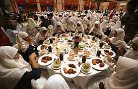 Oruç ibadetlerini gerçekleştirmek için niyet eden müslümanlar, akşam ezanının ne zaman. Ramadan Trend Iftar Emerges As High Profile Social Event Csmonitor Com