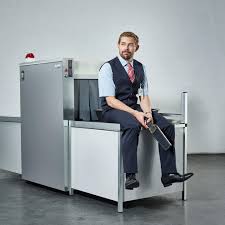 When a night watchman finishes his shift at work, he is terrified to discover that everyone in the world who went to sleep the previous night has died. Klaas Heufer Umlauf Im Interview Zu Neuer Comedy Serie Check Check Stern De