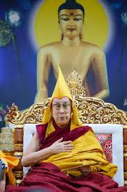 Dalaï - Sa Sainteté le Dalaï-Lama porte un chapeau de ...