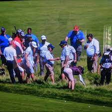 2018 Us Open Everyone Including Tiger Woods Helped Look For Dustin Johnson S Lost Ball Sbnation Com