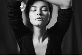 Black And White Self Portrait Ideas 101 Self Portrait Ideas To Spice Up Your Facebook Profile Self Portrait Photography Self Photography Portrait