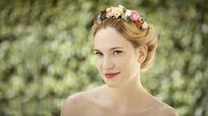 Sie sind ein wunderschöner kopfschmuck, der aus echten blumen mit ein wenig geschick selbst gemacht werden kann. Oktoberfest Dirndl Frisuren Fur Kurze Haare
