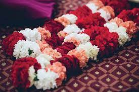 Red Peach And White Carnation Garland For Indian Wedding Varmala Designs Jaimala Ideas In Indian Wedding Garland Carnation Garland Indian Wedding Flowers