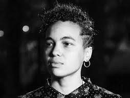 Shari Davis's Instagram, Twitter & Facebook