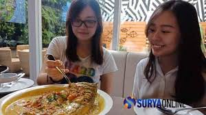 Sajian mahal di restoran khas padang yang bisa mencapai ratusan ribu rupiah. Kuliner Gulai Kepala Ikan Perpaduan Resep Makassar Dan Sunda Ala Hotel Maxone Tidar Surabaya Surya