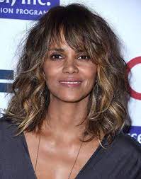 20 Flattering Bob Hairstyles For Women Over 50 In 2021 Long Hair Older Women Medium Length Wavy Hair Older Women Hairstyles