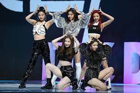 Hochwertige itzy geschenke und merchandise. Focus Monster Rookie Girl Band Itzy Makes Successful Debut In Thriving K Pop Scene