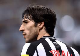 Arsenal midfielder Nwaneri signs first professional contract