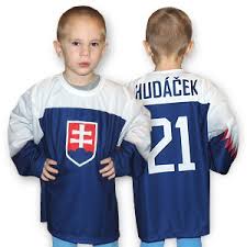 Kvalitní hokejový dres slovenské reprezentace bude skvělý doplněk pro všechny hokejové fanoušky. Hokejovy Dres Slovensko Znak Modry Detsky Fanshop Sb