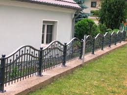 Wir Beschaftigen Uns Mit Herstellung Und Montage Von Schmiedezaunen Alle Zaune Werden Dabei Nach Mass Und Auf Individuelle Modernes Zaun Design Zaun Tor Design