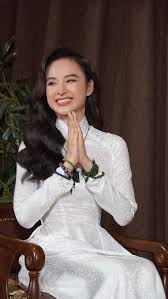 Thi thoảng lắm cô đăng ảnh mặc áo phật tử nhưng lập tức bị khán giả mắng giả tạo, làm màu. Angela PhÆ°Æ¡ng Trinh Diá»‡n Ao Dai Dá»‹u Dang Lam Ä'iá»u Ä'áº·c Biá»‡t Nhan Mua Pháº­t Ä'áº£n