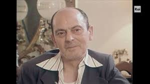 Nino D'angelo (palmese) fuma la sigaretta al contrario