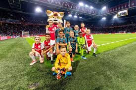 Kulübü olarak oynayan hollandalı bir futbolcudur kariyer. Boaz 7 Van Fun Games Naar Jeugdopleiding Bij Ajax