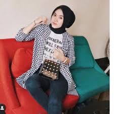 Andapun dapat tampil menarik dan muda dengan perpaduan celana jeans atau rok. Lagi Ngetren Ini 10 Rekomendasi Fashion Hijab Kemeja Kotak Kotak Dan Padu Padan Yang Paling Cocok Untukmu 2020