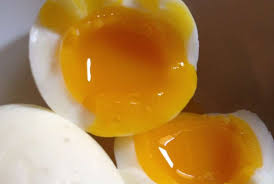 Dalam sebutir telur rebus (ingat rebus saja, tidak diolah lagi) ada 70 kalori, 5 gr lemak, 186 gr kolesterol dan 6gr protein. Kuning Telur Buruk Untuk Diet Mitos Atau Fakta Republika Online