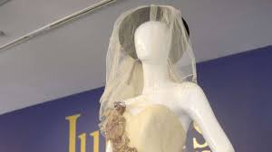 Das besondere bei diesen wettessen ist, dass nicht dicke männer die torten in sich rein stopfen, sondern bräute in ihren hochzeitskleidern. Madonnas Jacke Und Hochzeitskleid Versteigert Musik