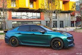 Owned by geely, the same company that purchased volvo in 2010, lynk & co is positioned between those of the geely brand and the swedish carmaker. Lynk Co 03 Mit Smaragdgruner Folierung Und Sportoptik