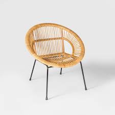 כורסא מודרנית מעוצבת לבית קלועה מראטן בגוון טבעי עם רגלי סיכה מברזל מושחר Wicker Chair Living Room Decor Saucer Chairs