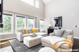 Buat anda yang berencana ingin membangun atau membeli sebuah rumah, ketinggian sebuah plafon atau langit. 7 Cara Menghadirkan Kesan Mewah Pada Hunian Dengan Desain Plafon Tinggi Rumah123 Com