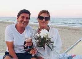 Gianni morandi, l'eterno ragazzo compie 77 anni: Anna Dan Chi E La Moglie Di Gianni Morandi Eta Matrimonio Figli Origini Che Lavoro Fa Foto Instagram Donnapop