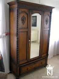 Aplikasi hardware pintu slow motion menambah mewahnya lemari pakaian jati pintu 3 ukir jepara ini. Jual Lemari Pakaian Jati Klasik 3 Pintu Kencana Jati Furniture