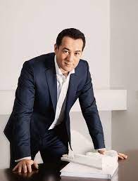 Die lalas umrahmen ihren neuen direktor: Team Rock Capital Group