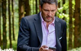 Eine klientin befürchtet, dass ihr mann sie betrügt. Dunkelstadt Star Artjom Gilz Ich Spiele Viel Lieber Den