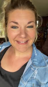 Quick natural makeup look for busy working moms