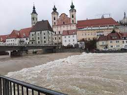 Steyr liegt am zusammenfluss der beiden flüsse enns und steyr, was leider auch hin und wieder ein nachteil sein kann. Ennskai In Steyr Wegen Hochwasser Gesperrt Laumat At