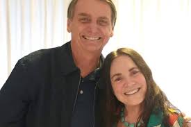 A atriz gabriela duarte, filha da secretária da cultura, regina duarte, foi às redes sociais neste domingo (29) para defender o isolamento social regina duarte, contudo, fez publicações em apoio às declarações de bolsonaro e questionando as medidas de isolamento. Ninguem Melhor Do Que Regina Duarte Para A Cultura Diz Bolsonaro Exame