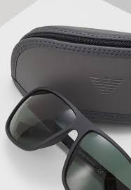 Eckiges gestell, farbige gläser, doppelsteg und gerade bügel mit angeschrägten enden. Emporio Armani Sonnenbrille Matte Black Green Schwarz Zalando De