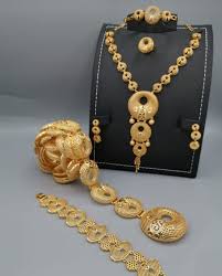 بديل الذهب للاكسسوارات On Instagram طقم كامل مطلي بماء الذهب مكون من طقم وحزام وسواره سعر ال Gold Jewelry Fashion Gold Fashion Necklace Bridal Gold Jewellery