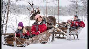 Il était attendu par de nombreux enfants devant sa maison de #rovaniemi. Video Maison Du Pere Noel Dans Le Village Du Pere Noel A Rovaniemi Laponie Christmas House Safaris